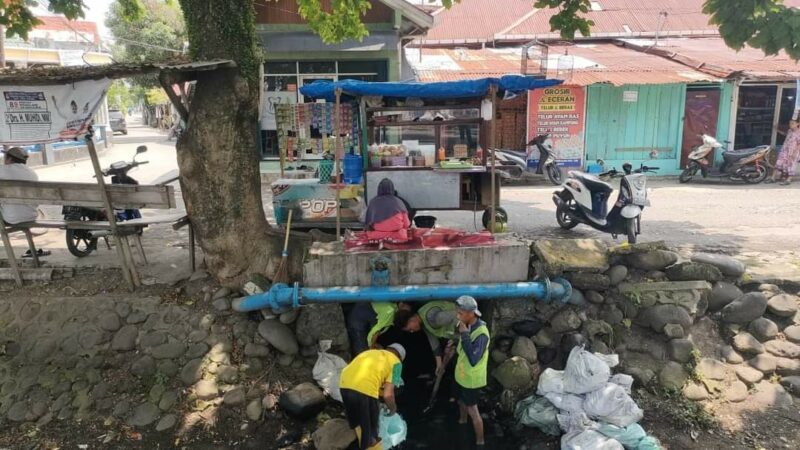 Pemko Padang Turunkan Tim Bersihkan Drainase di Jati Koto Panjang