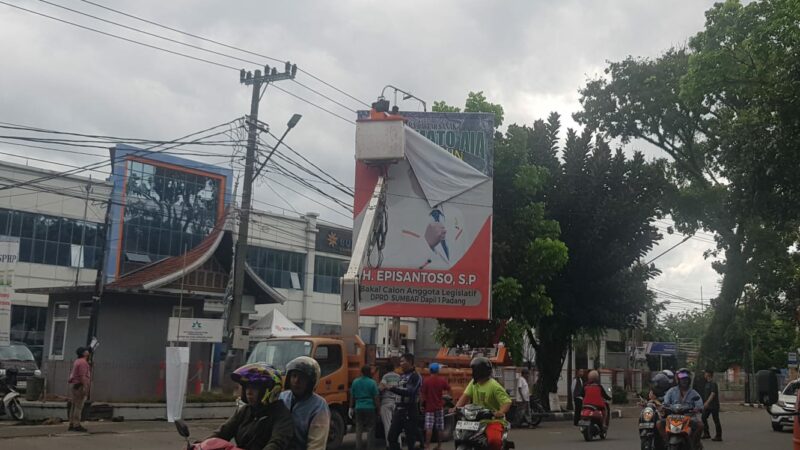 Bersama Bawaslu, Satpol PP Padang Turunkan 200 Personel Tertibkan APK Selama Masa Tenang