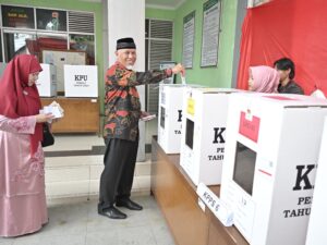 PSU DPD RI, Gubernur Mahyeldi Salurkan Hak Pilih di TPS 12 Jati Baru