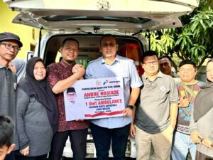Andre Rosiade Serahkan Ambulans untuk Masyarakat Kayu Kalek Padang