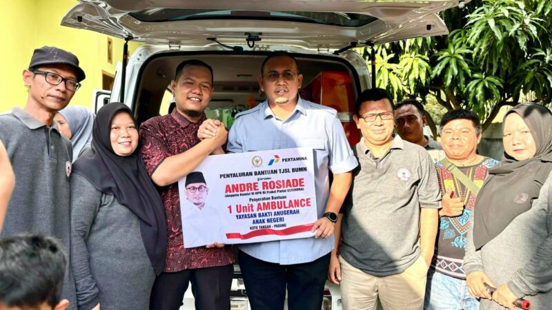 Andre Rosiade Serahkan Ambulans untuk Masyarakat Kayu Kalek Padang