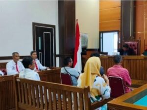 Sebanyak lima orang pelanggar perda di Kota Padang menjalani sidang tindak pidana ringan (tipiring) di Pengadilan Negeri Padang,