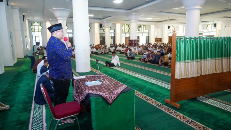 Sekda Kota Padang Andree Algamar mengajak Aparatur Sipil Negara (ASN) di lingkungan Pemko Padang untuk memaknai peringatan Isra' Mi'raj