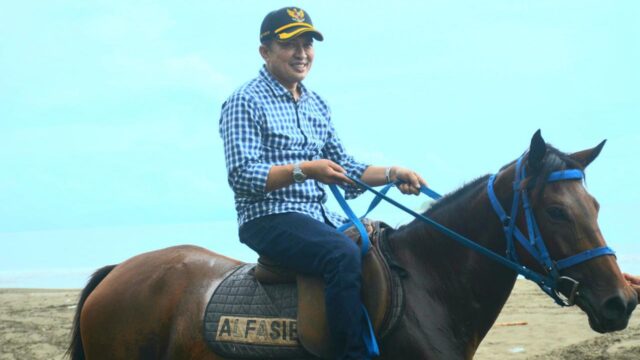 Salah satu destinasi wisata unggulan di Kota Padang yaitu Pantai Pasir Jambak, kini semakin menarik karena dilengkapi dengan berbagai wahana