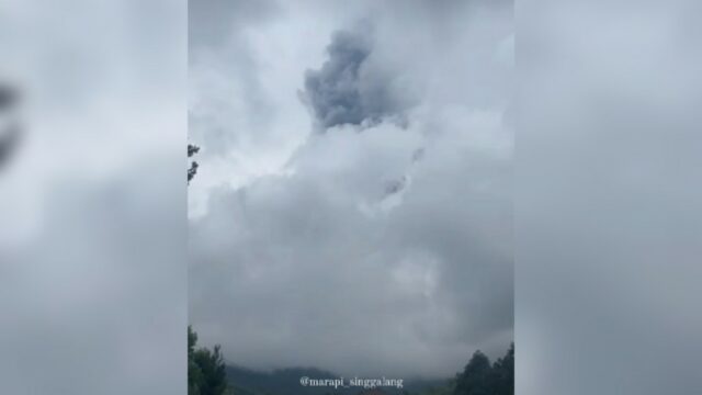 Gunung Marapi yang terletak di Kabupaten Agam dan Kabupaten Tanah Datar, Sumatra Barat (Sumbar), mengalami erupsi pada Rabu (21/8/2024)