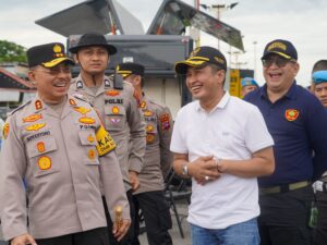 Sebanyak 2 ribu personel Kepolisian Daerah Sumatra Barat (Polda Sumbar) melakukan aksi bersih-bersih di sepanjang Pantai Padang