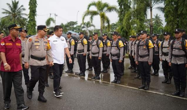 Bupati Dharmasraya, Sutan Riska Tuanku Kerajaan menghadiri acara Apel Pergeseran Pasukan (Serpas) Personel Polri Pengamanan TPS, tahap