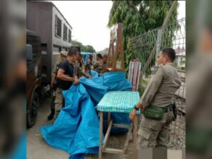 Personel Satpol PP Padang menertibkan lapak-lapak pedagang kaki lima (PKL) yang berada di Kecamatan Tangah pada Sabtu (24/2/2024). Ada belasan lapak PKL