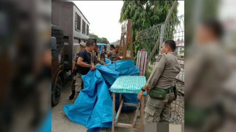 Personel Satpol PP Padang menertibkan lapak-lapak pedagang kaki lima (PKL) yang berada di Kecamatan Tangah pada Sabtu (24/2/2024). Ada belasan lapak PKL