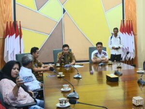 Perwakilan operator Trans Padang melakukan mogok operasi dan demo di Balaikota di Aia Pacah pada Senin. Demo operator Trans Padang