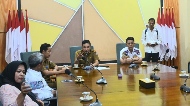 Perwakilan operator Trans Padang melakukan mogok operasi dan demo di Balaikota di Aia Pacah pada Senin. Demo operator Trans Padang