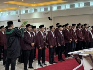 Tepuk tangan gemuruh menggema di Gedung J Kampus III UIN Imam Bonjol Padang, menandakan dimulainya sebuah babak baru bagi 718 mahasiswa yang dilantik