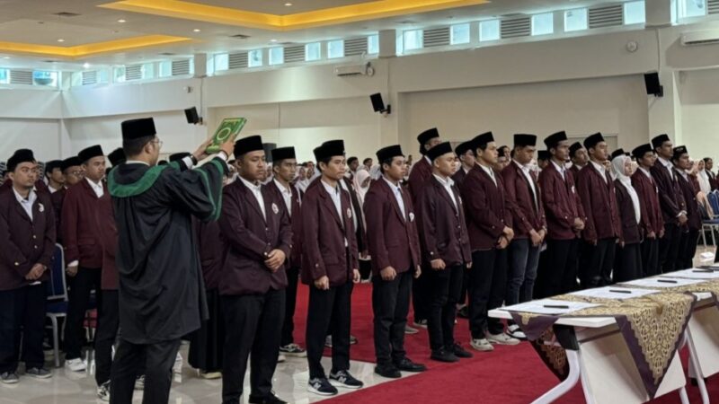 Tepuk tangan gemuruh menggema di Gedung J Kampus III UIN Imam Bonjol Padang, menandakan dimulainya sebuah babak baru bagi 718 mahasiswa yang dilantik
