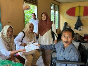 Juniman (52), tampak semringah ketika disambangi tim Andre Rosiade ke rumahnya di Seberang Padang Selatan II, RT 004 RW 006, Kelurahan Seberang Padang,