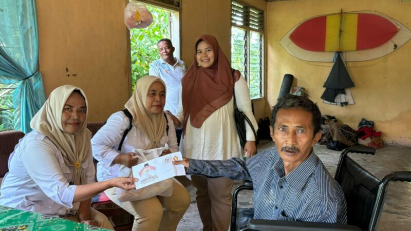 Juniman (52), tampak semringah ketika disambangi tim Andre Rosiade ke rumahnya di Seberang Padang Selatan II, RT 004 RW 006, Kelurahan Seberang Padang,