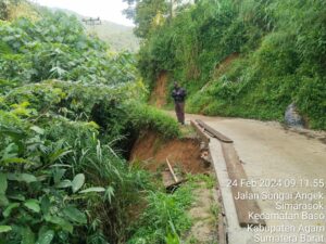 Hujan Lebat Rusak Empat Titik Ruas Jalan di Simarasok Agam