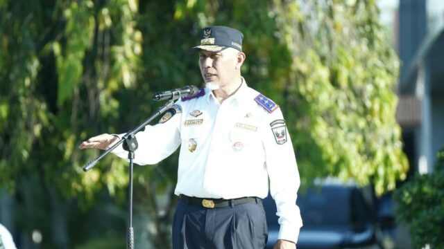 Gubernur Sumbar, Mahyeldi Ansharullah menerbitkan Surat Edaran (SE) tentang Pembatasan Operasional Angkutan Barang Selama Masa Libur