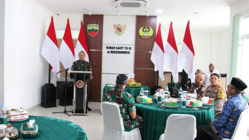 Presiden RI Joko Widodo didampingi Menteri Pertahanan Prabowo Subianto meresmikan gedung baru Rumah Sakit TK III dr Reksodiwiryo Padang .