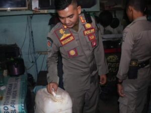 Satpol PP Padang Amankan Tuak di Warung Kopi Saat Ramadan