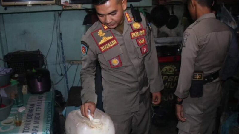 Satpol PP Padang Amankan Tuak di Warung Kopi Saat Ramadan