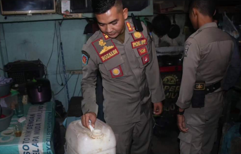 Satpol Pp Padang Amankan Tuak Di Warung Kopi Saat Ramadan