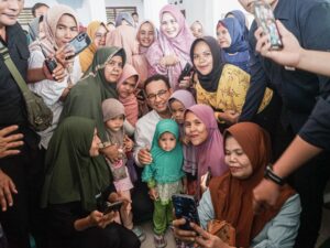 Kunjungi Warga Terdampak Banjir Sumbar, Anies Serahkan Bantuan Paket Sembako