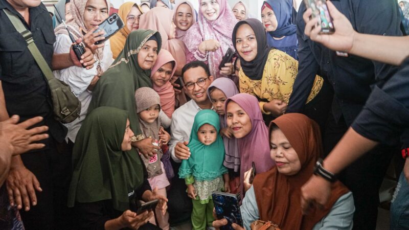 Kunjungi Warga Terdampak Banjir Sumbar, Anies Serahkan Bantuan Paket Sembako