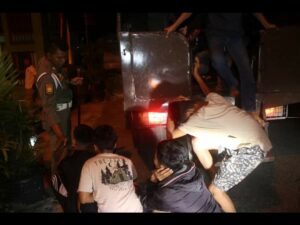 Satpol PP Padang Bubarkan Aksi Tawuran di Sungai Sapih, Seorang Diduga Pelaku Diamankan