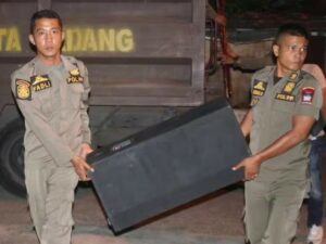 Putar Musik Hingga Larut Malam, Satpol PP Padang Tertibkan 2 Kafe di Koto Tangah