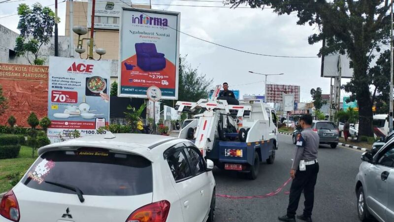 Parkir Asalan di Jalan Depan Basko Mall, Kendaraan Diderek Petugas
