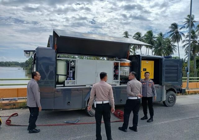 Bantu Korban Banjir, Polda Sumbar Kirim Kendaraan Penjernih Air ke Pessel