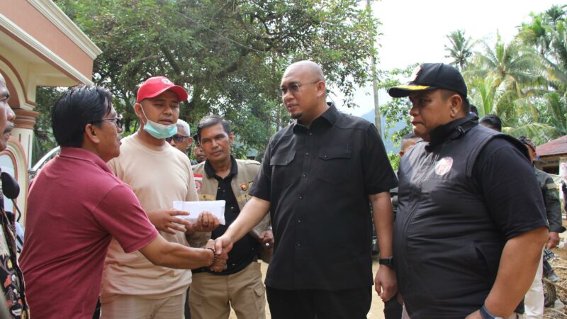 Andre Rosiade Bantu Karpet Sajadah Baru untuk Masjid Nurul Ibadah Tarusan