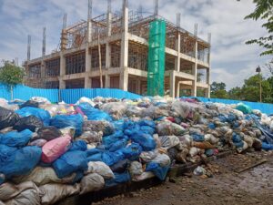 Belatung Menggeliat pada Tumpukan Sampah di Padang Kaduduk Payakumbuh