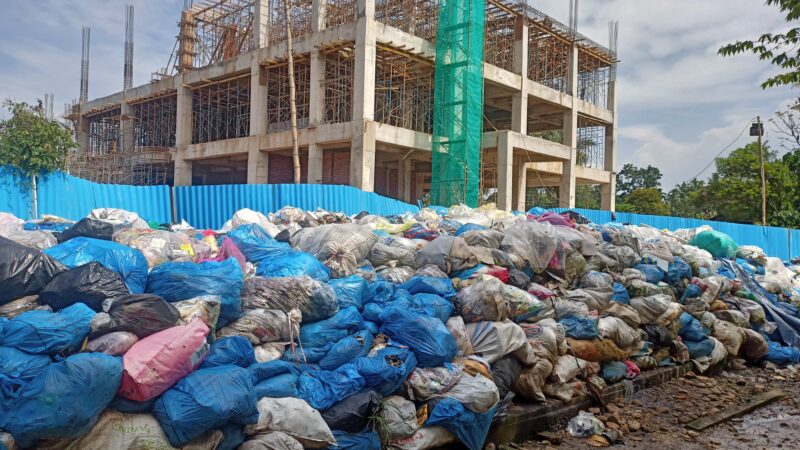 Belatung Menggeliat pada Tumpukan Sampah di Padang Kaduduk Payakumbuh