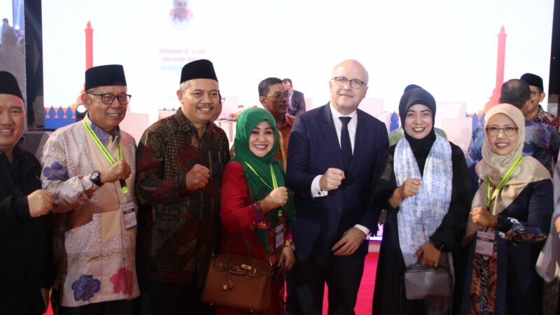 Banyak yang cinta damai/Tapi perang makin ramai/Banyak yang cinta damai/Tapi perang makin ramai/Bingung bingung ku memikirnya.Lagu Qasidah