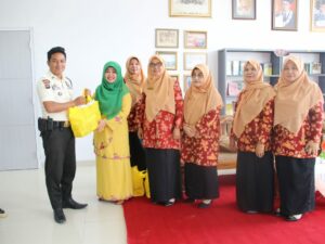 Dharma Wanita Persatuan (DWP) UIN Imam Bonjol Padang berbagi kebahagiaan dengan menggelar kegiatan “Berbagi Sesama” jelang Hari Raya Idul