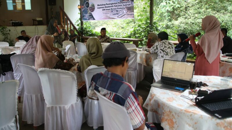 Tenaga Pendidik dan kependidikan harus memberikan layanan prima kepada segenap mahasiswa dan anggota masyarakat. Hal ini sejalan ketentuan