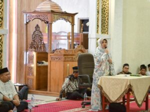 Rektor UIN Imam Bonjol Padang, Prof Dr Martin Kustati MPd, yang merupakan Ketua Tim V Safari Ramadan Pemprov Sumbar, mengunjungi Masjid Jami’