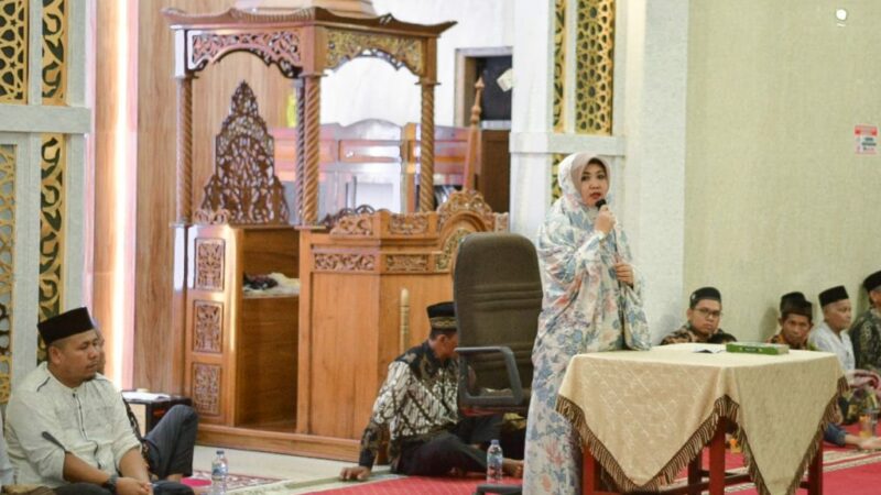 Rektor UIN Imam Bonjol Padang, Prof Dr Martin Kustati MPd, yang merupakan Ketua Tim V Safari Ramadan Pemprov Sumbar, mengunjungi Masjid Jami’