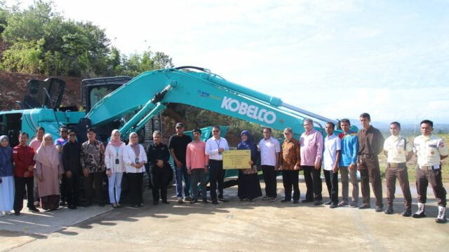 BTN Syariah menyerahkan satu unit ekskavator Type : SK 200HD – 10 kepada Universitas Islam Negeri (UIN) Imam Bonjol Padang pada Rabu