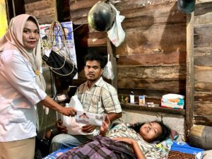 Yulia Faramita (34) hanya bisa terbaring lemah di tempat tidurnya di rumahnya berdinding kayu di Jalan Skep Kampung Kampung Tuo, RT 002