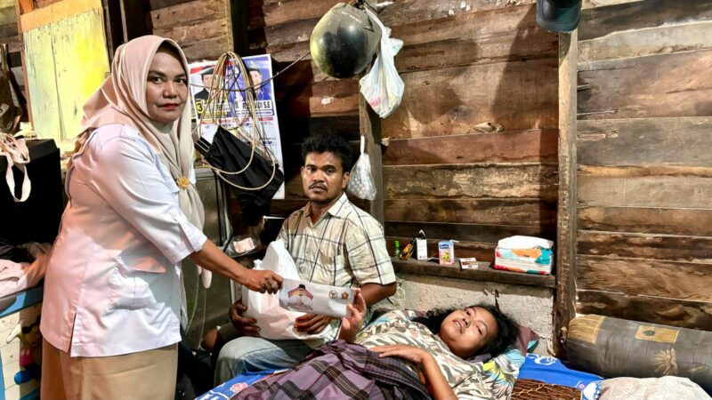 Yulia Faramita (34) hanya bisa terbaring lemah di tempat tidurnya di rumahnya berdinding kayu di Jalan Skep Kampung Kampung Tuo, RT 002