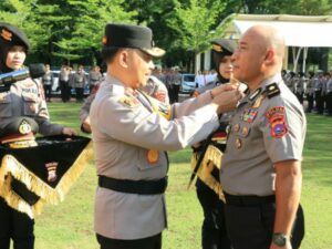 Irwasda Polda Sumbar, Arif Rahman Hakim mendapatkan kenaikan pangkat pengabdian dari Kombes Pol menjadi Brigjen Pol.