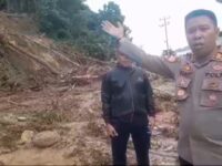 Jalur lintas Padang-Painan lumpuh total akibat adanya longsor Kecamatan Koto XI Tarusan. Tidak itu saja, lintas Padang-Bengkulu sementara