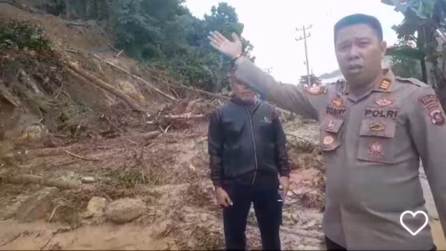 Jalur lintas Padang-Painan lumpuh total akibat adanya longsor Kecamatan Koto XI Tarusan. Tidak itu saja, lintas Padang-Bengkulu sementara