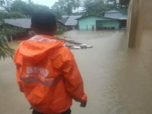 Akibat banjir yang terjadi sejak Kamis (7/3/2024) lalu, lebih dari 8 ribu warga Kota Padang terdampak bencana tersebut. Genangan masih