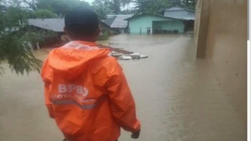 Akibat banjir yang terjadi sejak Kamis (7/3/2024) lalu, lebih dari 8 ribu warga Kota Padang terdampak bencana tersebut. Genangan masih