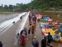 Jelang Ramadan 2024/1445 Hijriyah, objek wisata Kapalo Banda Taram di Kabupaten Limapuluh Kota ramai dikunjungi masyarakat pada Sabtu