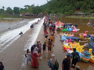 Jelang Ramadan 2024/1445 Hijriyah, objek wisata Kapalo Banda Taram di Kabupaten Limapuluh Kota ramai dikunjungi masyarakat pada Sabtu