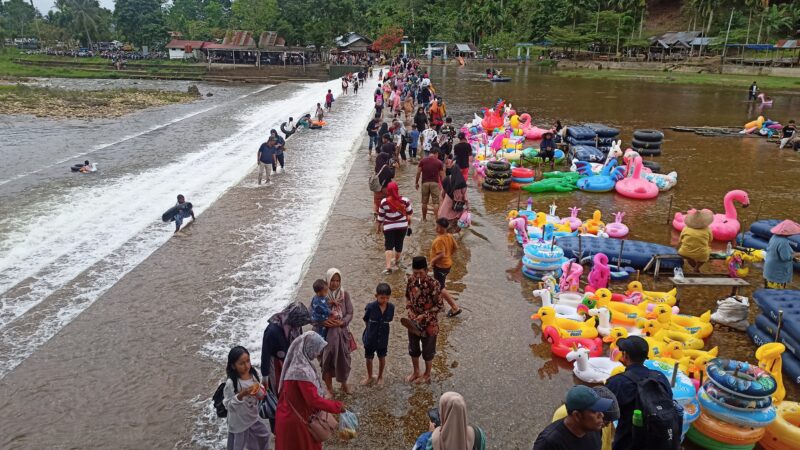 Jelang Ramadan 2024/1445 Hijriyah, objek wisata Kapalo Banda Taram di Kabupaten Limapuluh Kota ramai dikunjungi masyarakat pada Sabtu
